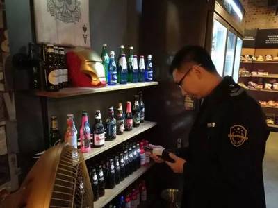 深夜亮劍！南海開(kāi)展酒類(lèi)經(jīng)營(yíng)場(chǎng)所突擊檢查，暫扣涉案產(chǎn)品筑牢安全防線(xiàn)